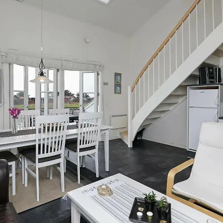 Three-bedroom Holiday In 11