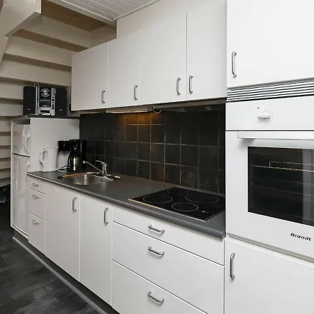 Three-bedroom Holiday In 11 *